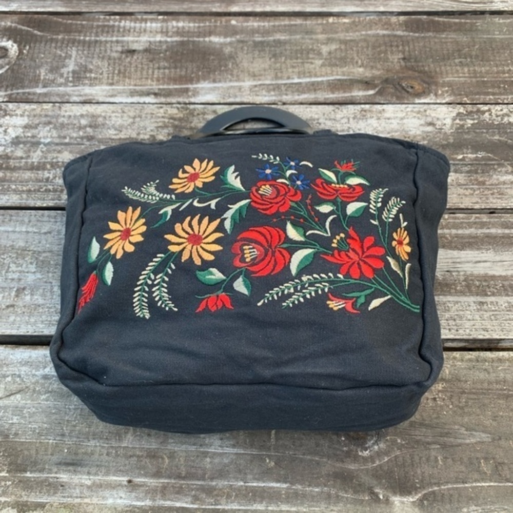 Bijoux Terner | 100% Cotton Embroidered / Boho Handbag| Wood Handles